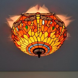 Tiffany-tyylinen...