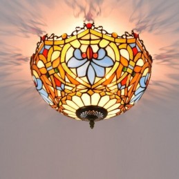 Tiffany-tyylinen...