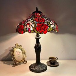 Tiffany-tyylinen...