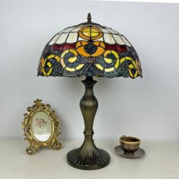 Tiffany-tyylinen...