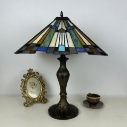 Tiffany-tyylinen...